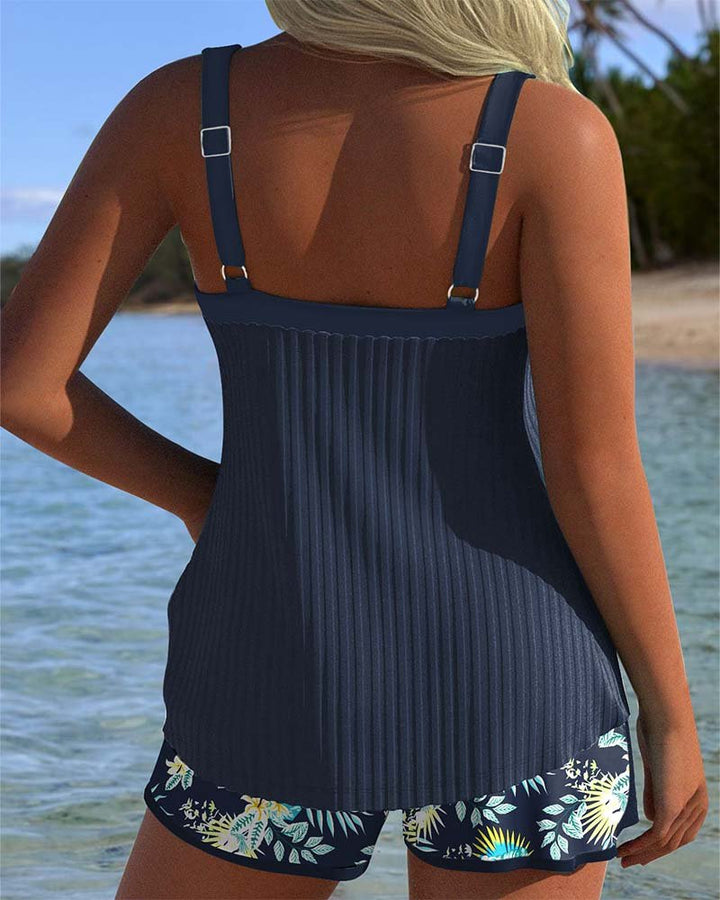 Elegant dame tankini top med levende grønt blomsterprint og matchende badeshorts. Ideel til strandmode.