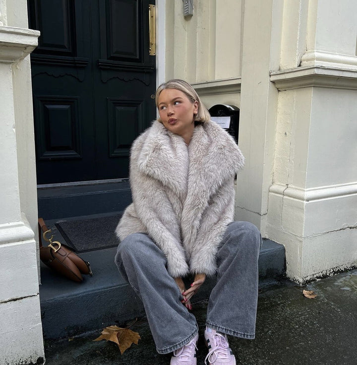 Elegant dæmpet damejakke, en stilfuld modejakke til kvinder, ideel til vinter.