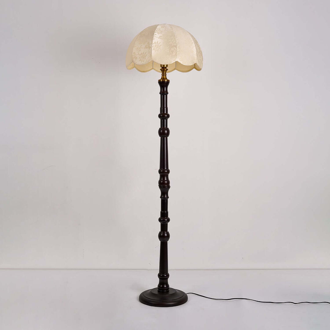 Moderni lattiavalaisin, elegantti ja tyylikäs
