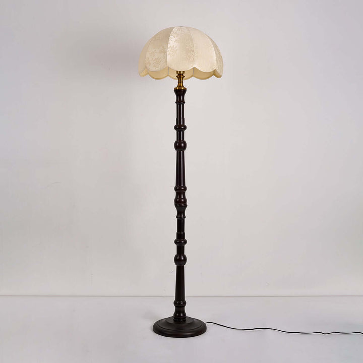Moderni lattiavalaisin, elegantti ja tyylikäs