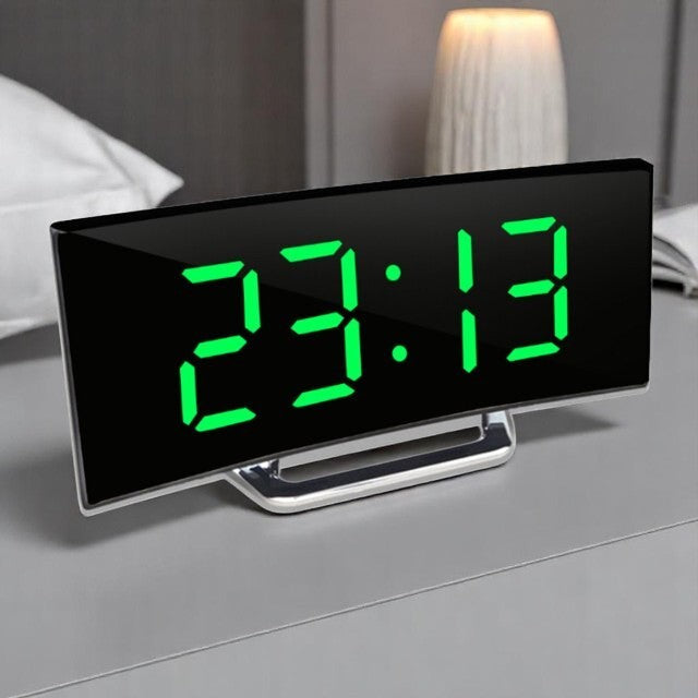 Soveværelses vækkeur med buet LED skærm. Digitalt ur med nem aflæsning og stilfuldt design.