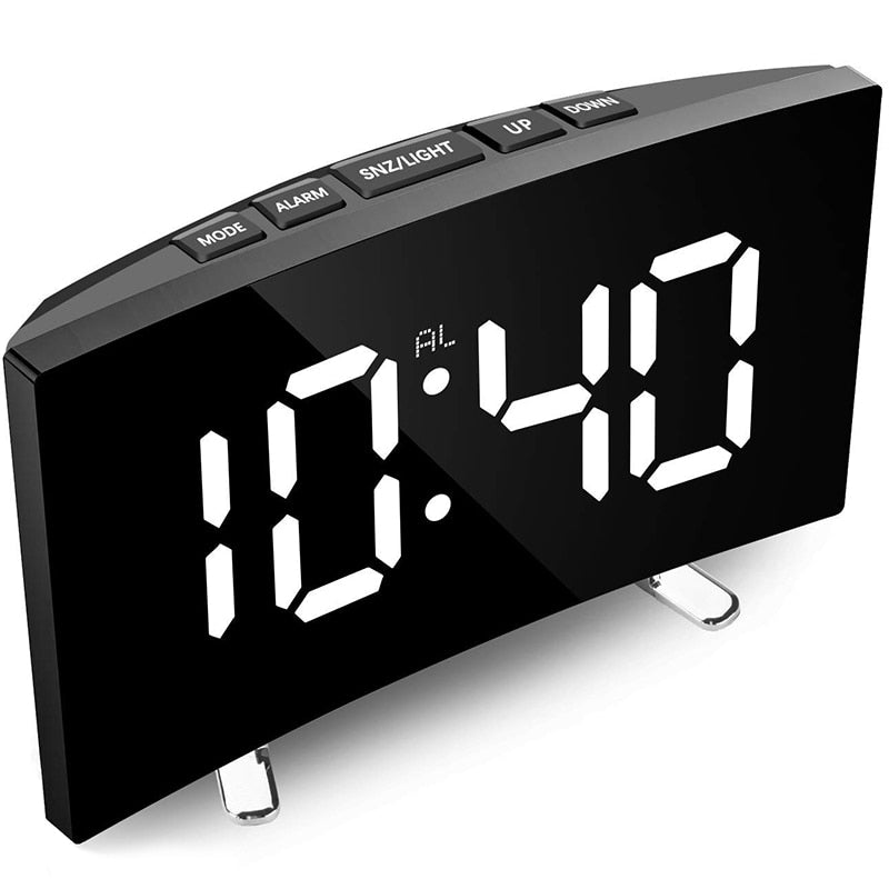 Elegant LED vækkeur. Buet skærm, digital visning, lyssensor, nem aflæsning til soveværelset.