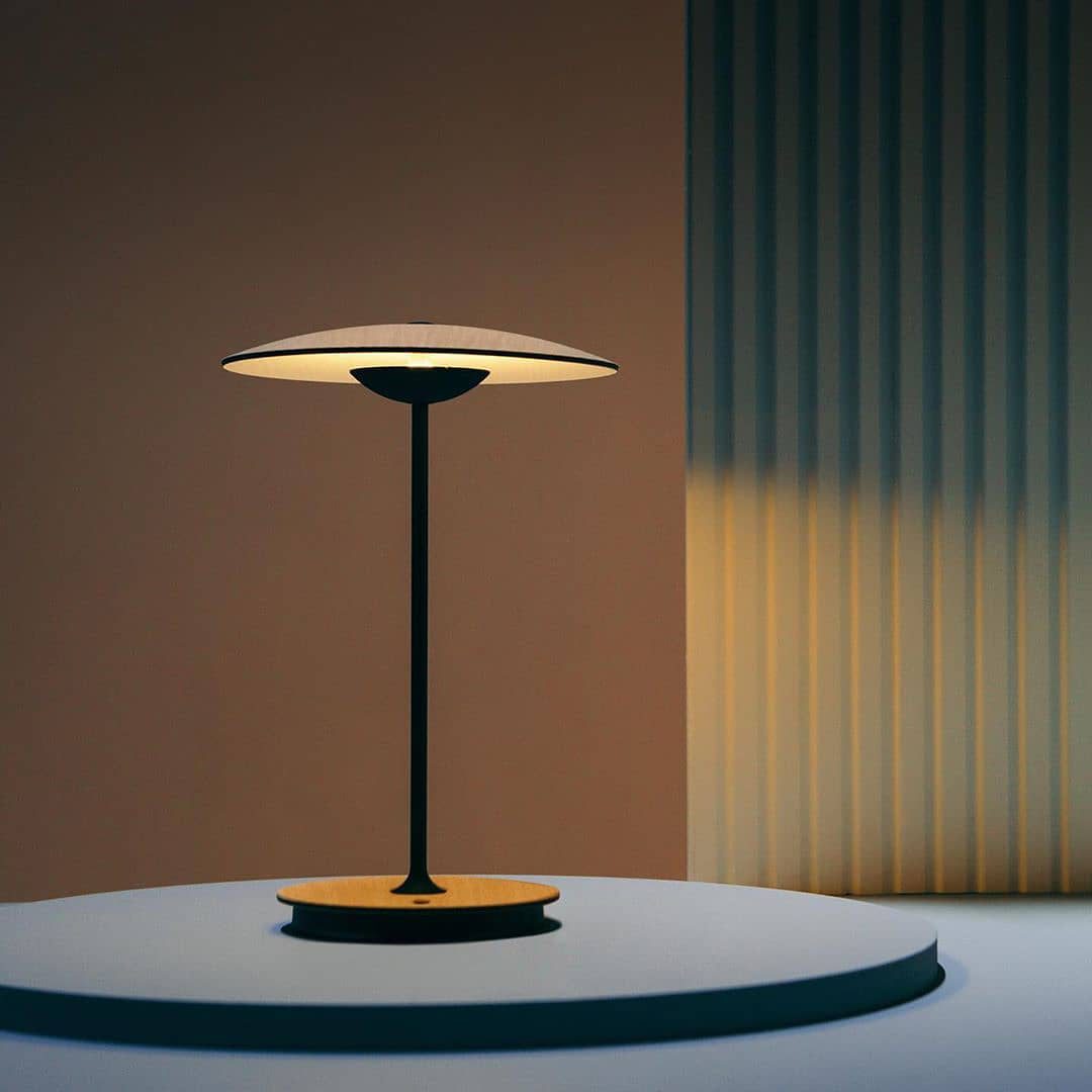 Moderne bordlampe i metal med LED