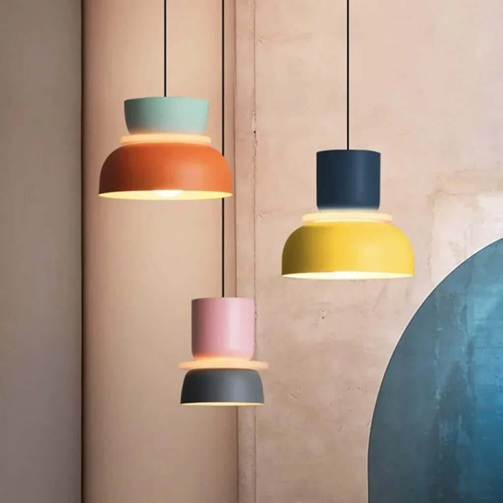 Moderne loftlampe i farveblokke med nordisk design