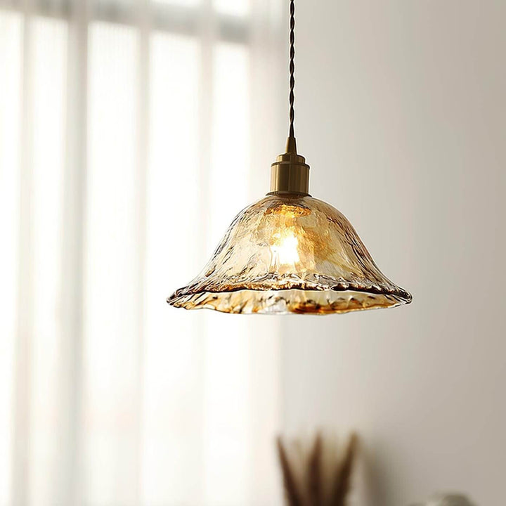 Rustik brun glas pendellampe over spisebordet