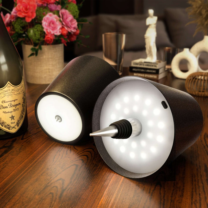 EcoGlow LED flaskelampe; en genopladelig bordlampe med unikt genbrugsdesign for stemningsfuld belysning.