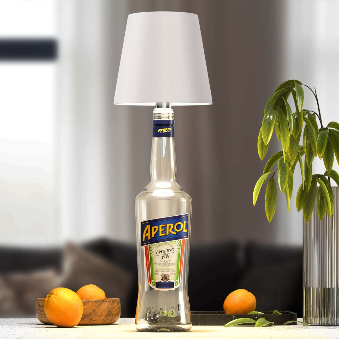 Nærbillede af EcoGlow LED flaskelampe. Genbrugt design, varmt stemningslys til hygge i hjemmet.