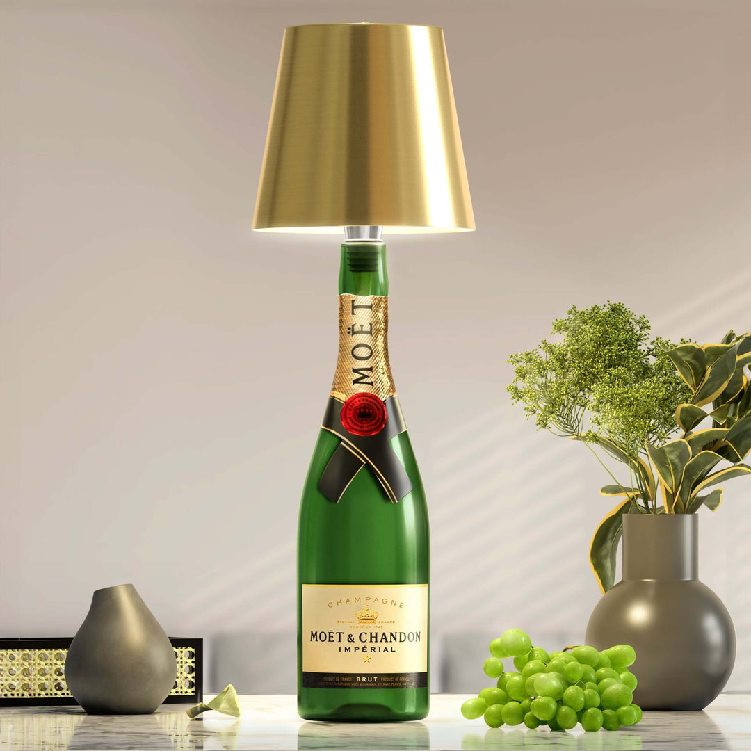 EcoGlow flaskelampe i stuen. Genopladelig LED-lampe giver bæredygtig og varm belysning.