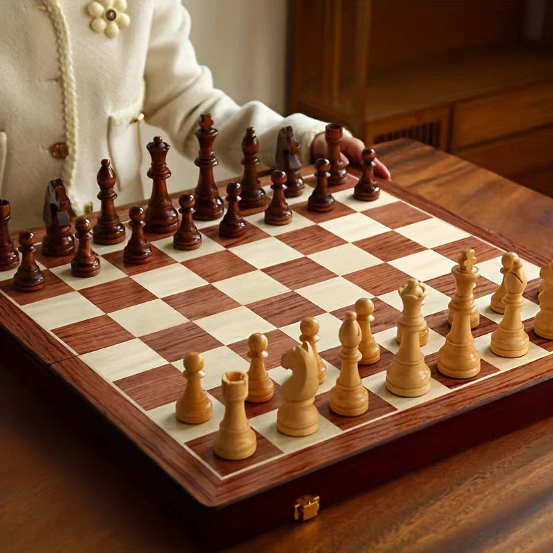 Eksklusivt skaksæt i massivt træ, perfekt til strategiske brætspil og elegante spilaftener.