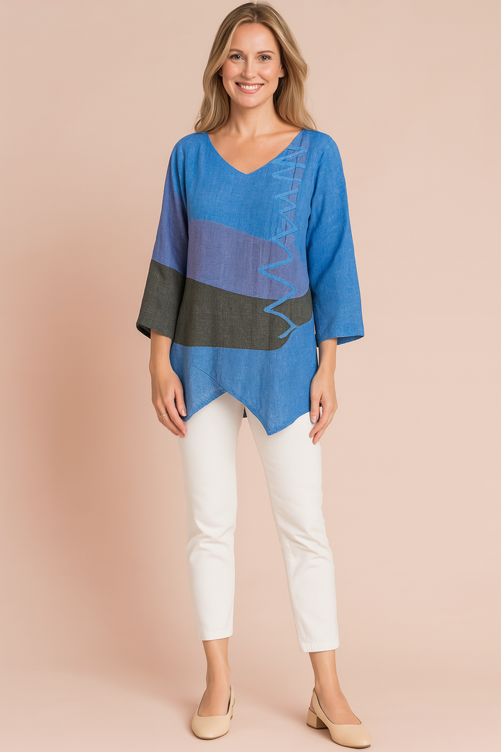 Moderne asymmetrisk plussize tunika til kvinder. Elegant design med V-hals og afslappet pasform til hverdagstøj.