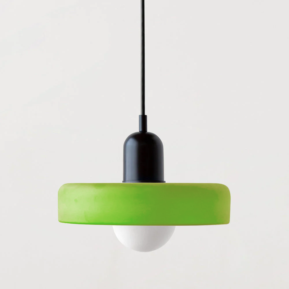 Elegant glas pendellampe med et strejf af farve. Bauhaus inspireret design til belysning.