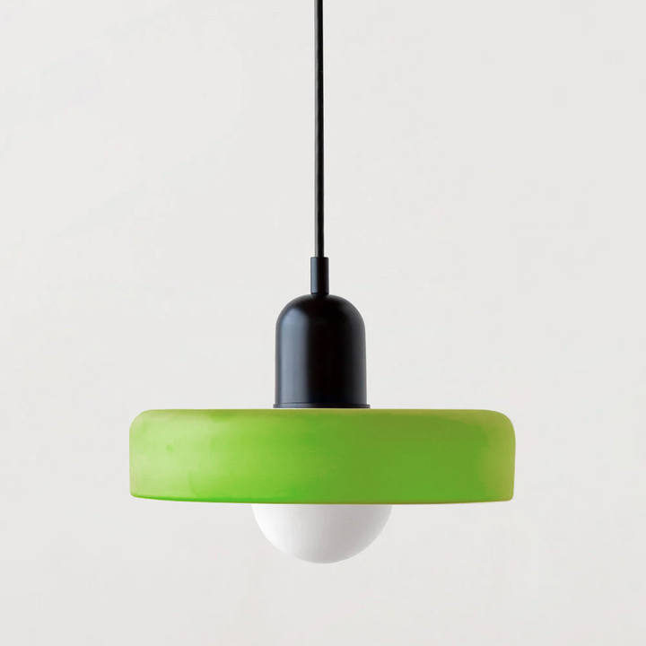 Elegant glas pendellampe med et strejf af farve. Bauhaus inspireret design til belysning.