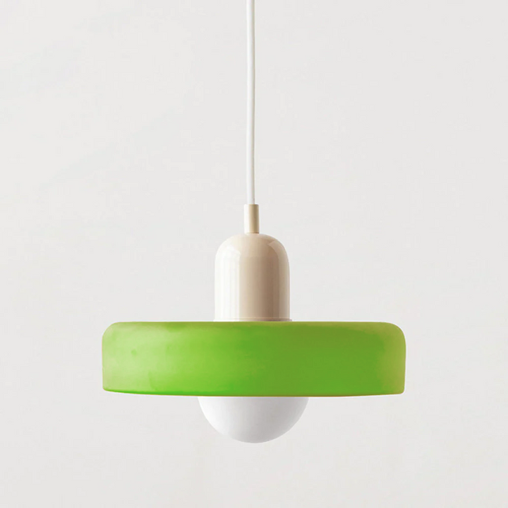 Detalje af pendellampens farvede glas. Bauhaus æstetik i et kunstnerisk lys.