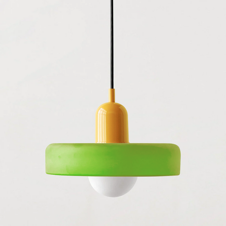 Gennemsigtigt og farvet glas i Bauhaus pendellampen. Skaber et smukt lysspil.
