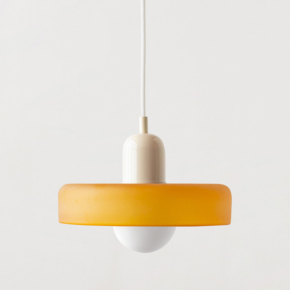 Bauhaus pendellampe med ravfarvet glas. Elegant loftslampe for en varm og indbydende glød.