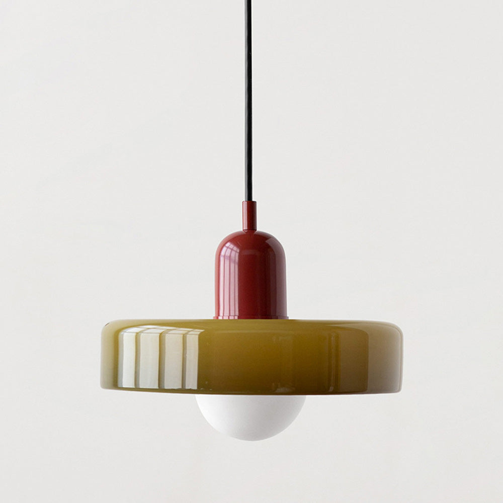 Refleksioner i farvet glas. Bauhaus pendellampen er et kunstværk selv uden lys.