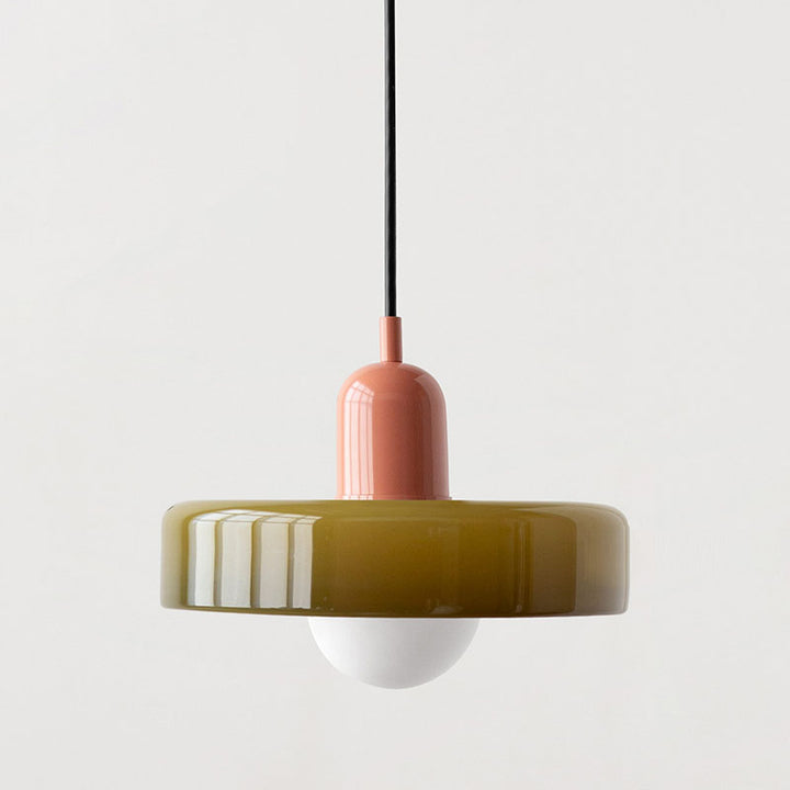 Delikat farvet glas definerer denne Bauhaus pendellampe. En elegant belysningsløsning.