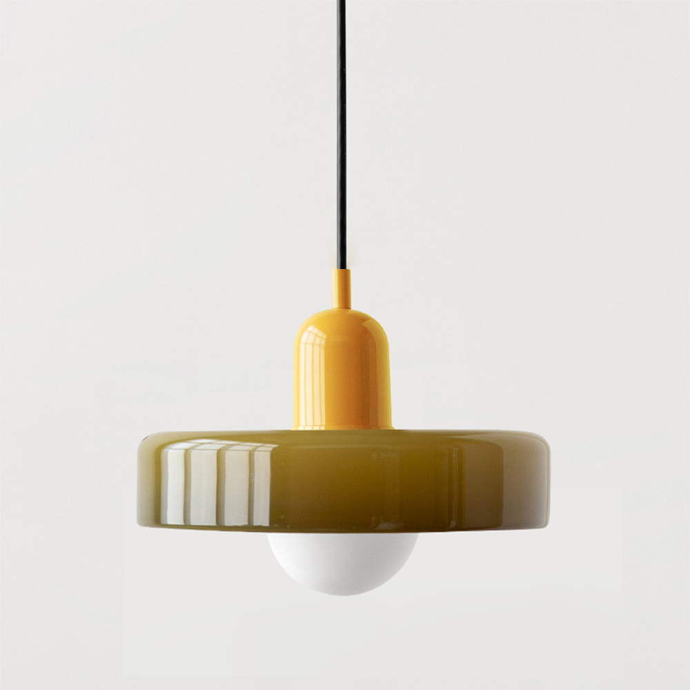 Designlampe i stuen: Bauhaus pendellampe med farvet glas skaber et hyggeligt miljø.