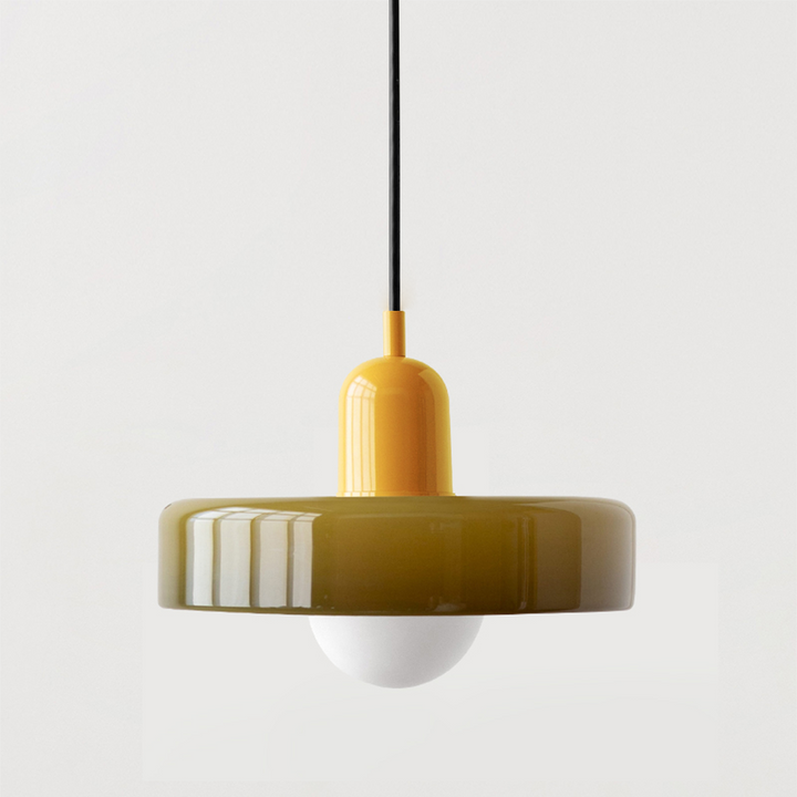 Designlampe i stuen: Bauhaus pendellampe med farvet glas skaber et hyggeligt miljø.