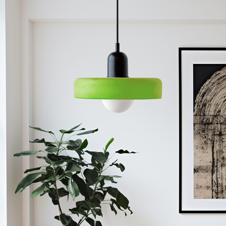 Enestående belysningseffekt fra Bauhaus pendellampen i farvet glas. Forbedrer ethvert rum.