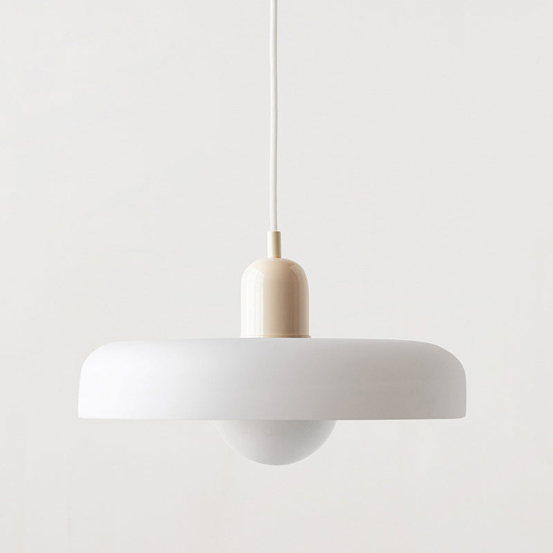 Moderne indretning med en Bauhaus pendellampe i farvet glas. Lys og kunst forenes.
