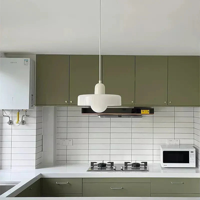Pendellampen i farvet glas giver blødt, diffust lys. Bauhaus design for en rolig atmosfære.