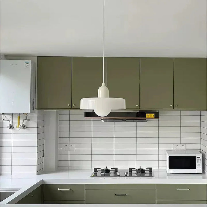 Pendellampen i farvet glas giver blødt, diffust lys. Bauhaus design for en rolig atmosfære.