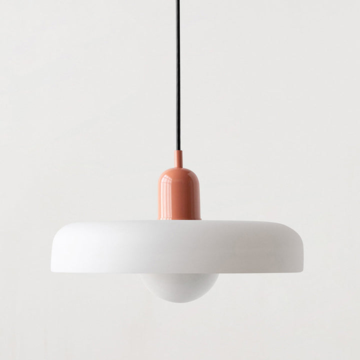 Bauhaus glaslampe i entreen. Velkomst med et strejf af farve og klassisk stil.