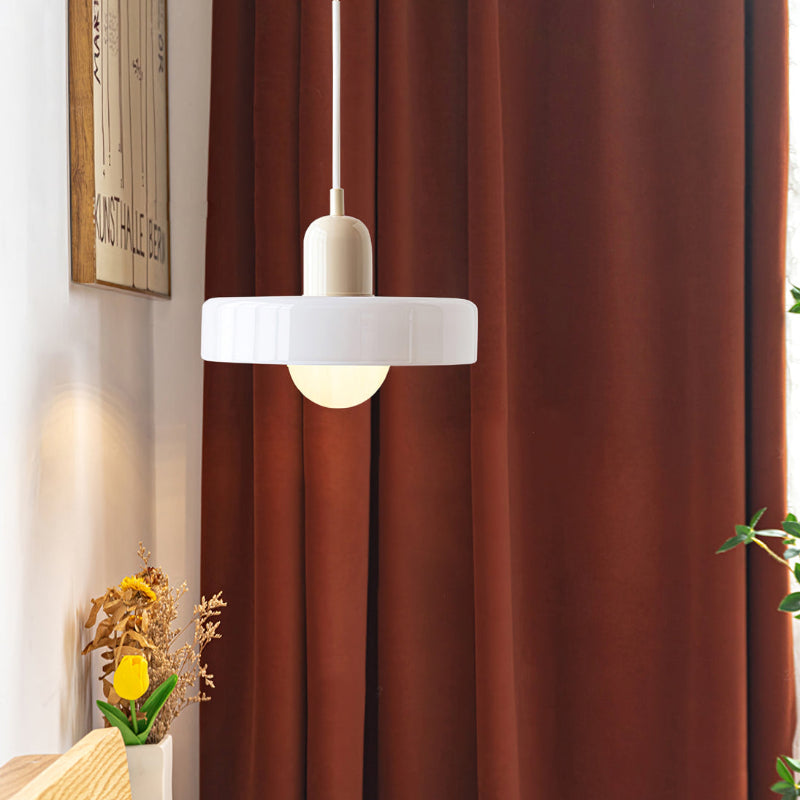 Optisk illusion skabt af Bauhaus pendellampens farvede glas. En fascinerende loftslampe.