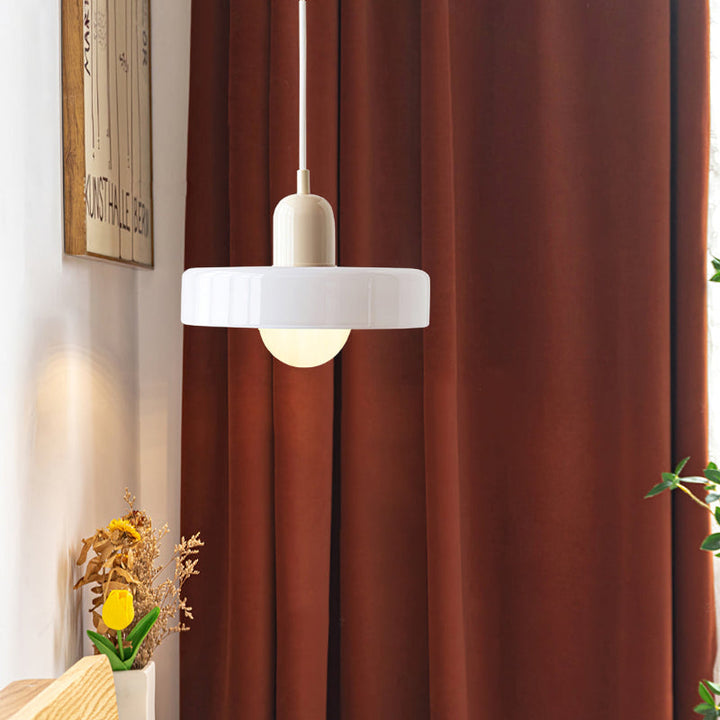 Optisk illusion skabt af Bauhaus pendellampens farvede glas. En fascinerende loftslampe.