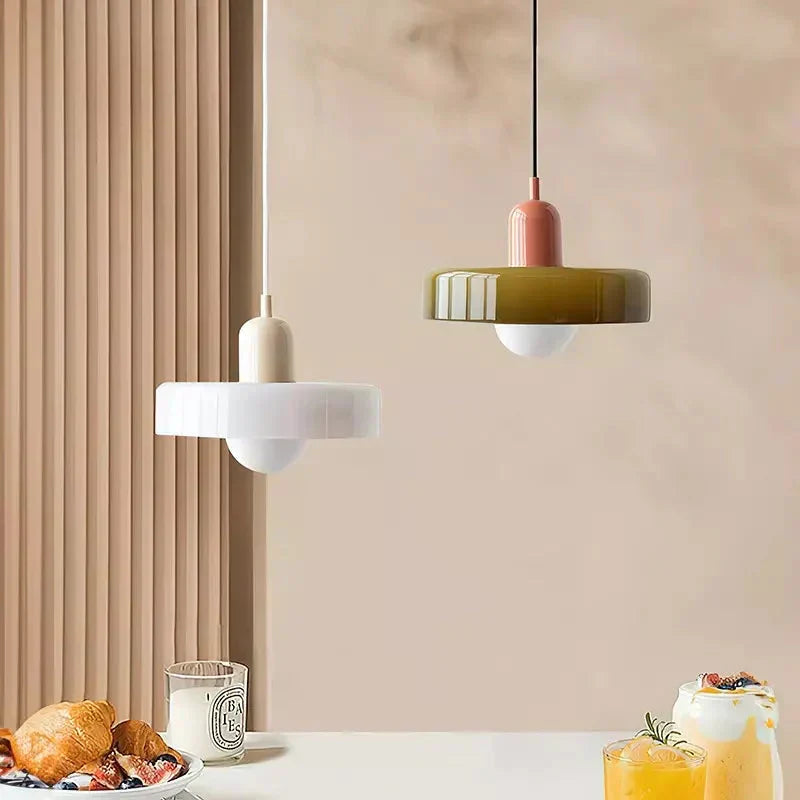 Pendellampe der kaster farverige skygger. Bauhaus design i farvet glas for et legende udtryk.