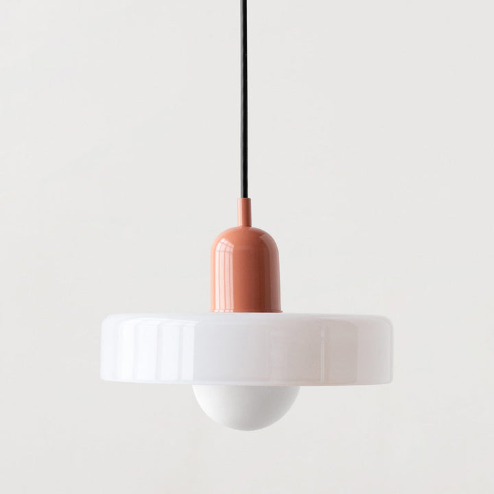 Smuk loftslampe i farvet glas. Inspireret af Bauhaus, giver kunstnerisk stemningslys.