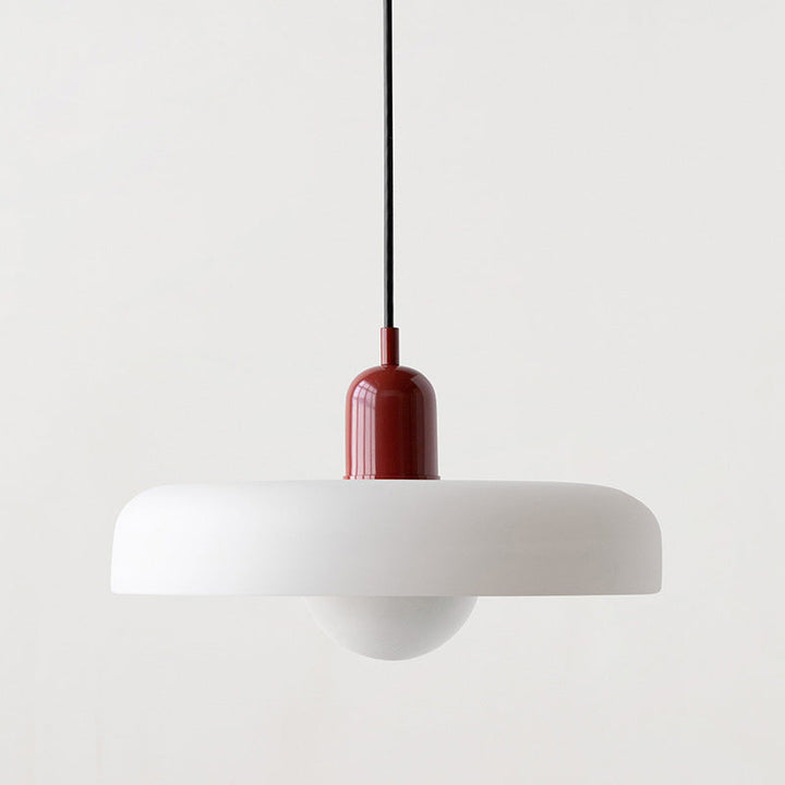 Ikonisk Bauhaus pendellampe i farvet glas, hængende fra højt loft. Elegant og iøjnefaldende.