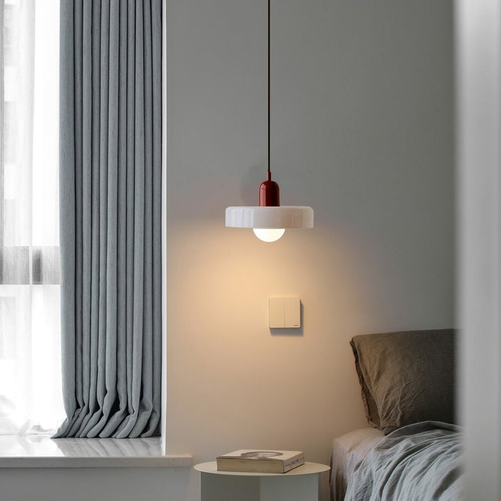 Den perfekte designlampe: Bauhaus pendellampe i farvet glas. Moderne og kunstnerisk.
