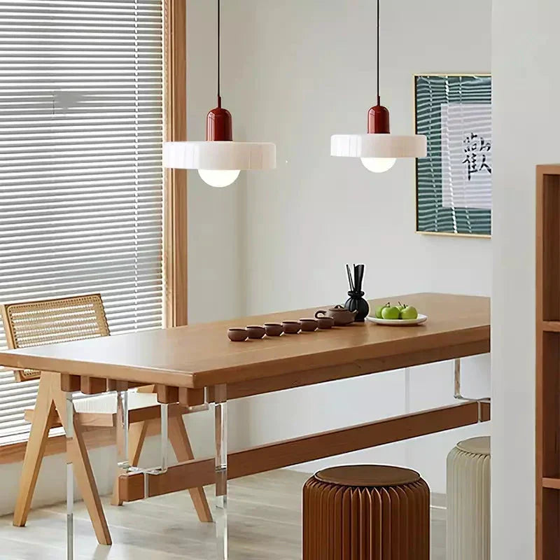 Belysning i topklasse med Bauhaus pendellampen i farvet glas. Enestående håndværk.
