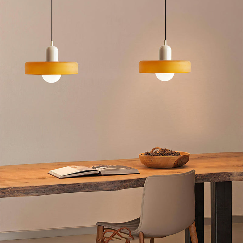 Loftslampe med kant: Bauhaus pendellampe i farvet glas. Et modigt indretningsvalg.