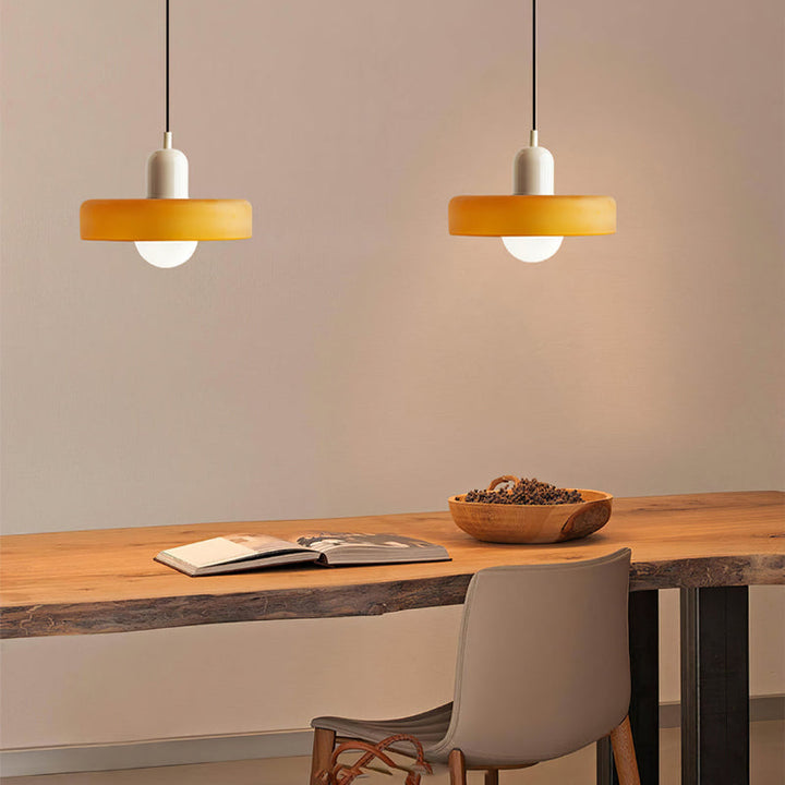 Loftslampe med kant: Bauhaus pendellampe i farvet glas. Et modigt indretningsvalg.