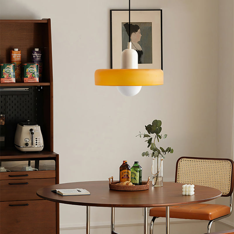 Bauhaus pendellampe i farvet glas. En moderne fortolkning af klassisk design.