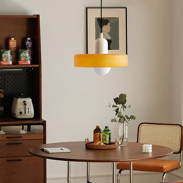 Bauhaus pendellampe i farvet glas. En moderne fortolkning af klassisk design.