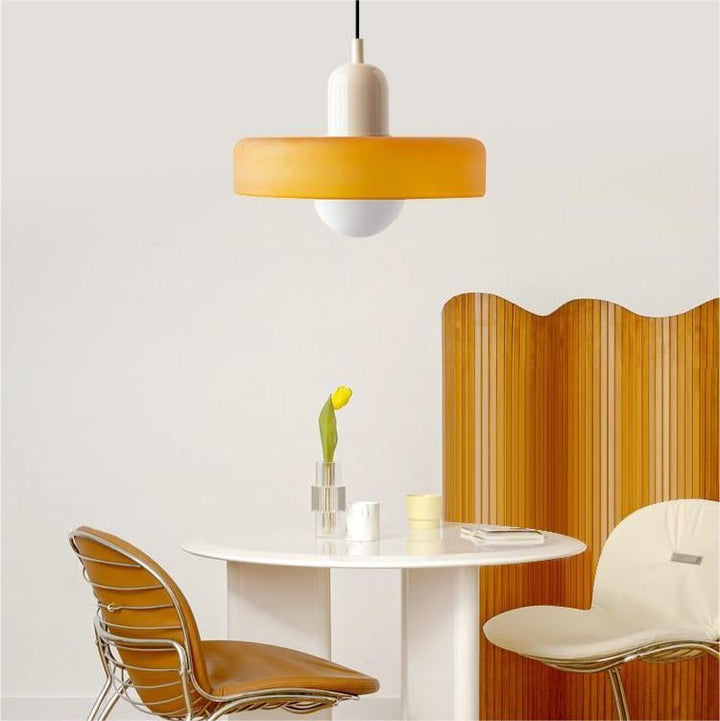 En must-have pendellampe: Bauhaus stil i farvet glas. Lyser op med elegance.