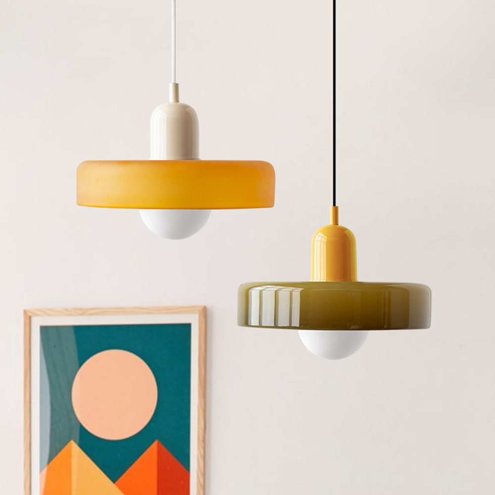 Hjemmets midtpunkt: Bauhaus pendellampe i farvet glas. Imponerende belysning.