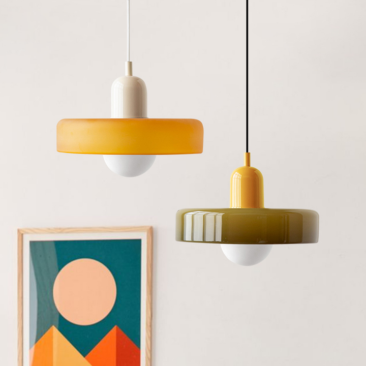 Hjemmets midtpunkt: Bauhaus pendellampe i farvet glas. Imponerende belysning.
