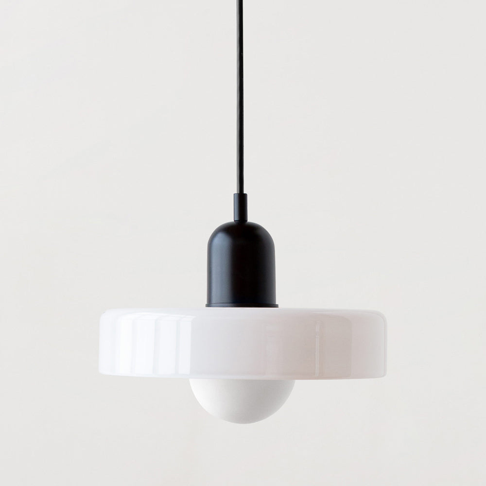 Moderne pendellampe i farvet glas. Ikonisk Bauhaus stil, perfekt til enhver indretning.