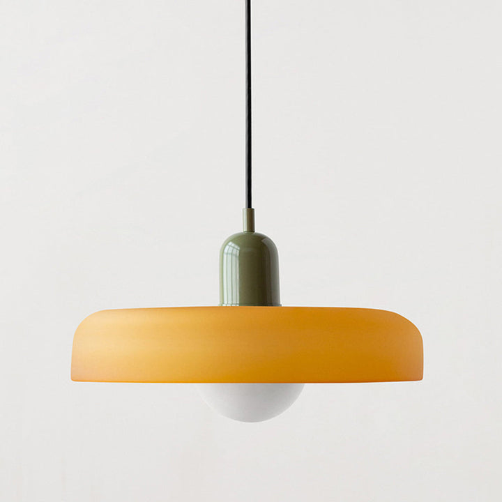 Farvet glas pendellampe. Bauhaus design, der tilføjer personlighed til din bolig.