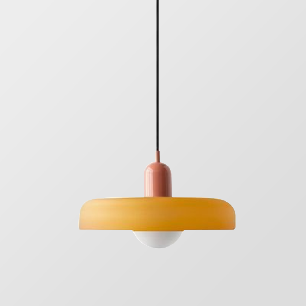 Frontal visning af Bauhaus pendellampen i farvet glas. Klar, skarp belysning.
