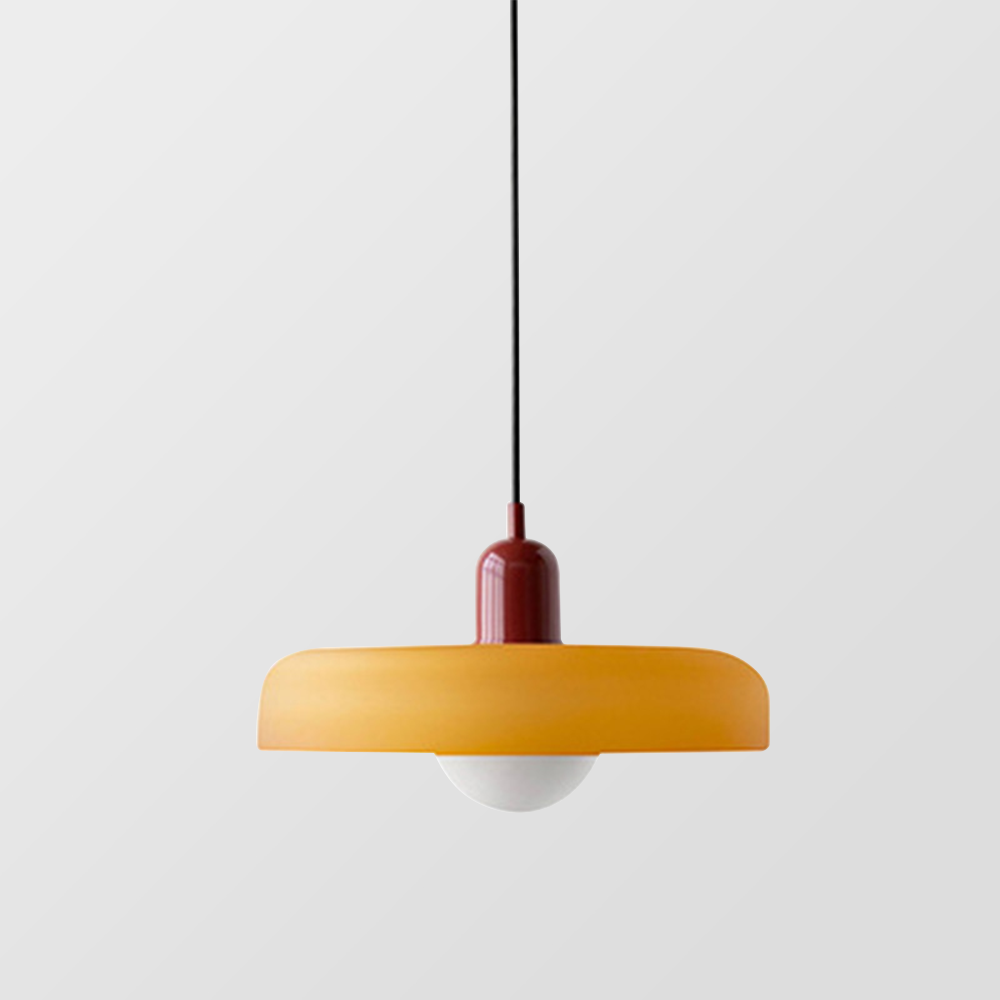 Bauhaus pendellampe med mørkt farvet glas. Skaber intim og hyggelig atmosfære.