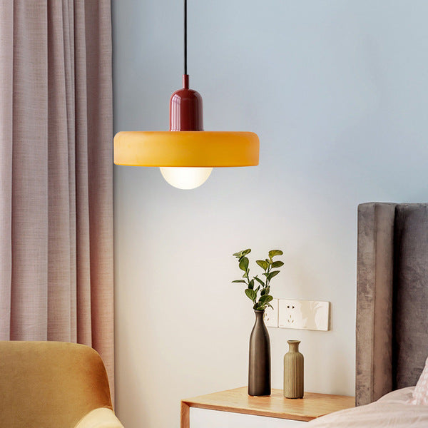 Hængende fra ledning: Bauhaus pendellampe i farvet glas. Industrielt møder kunst.