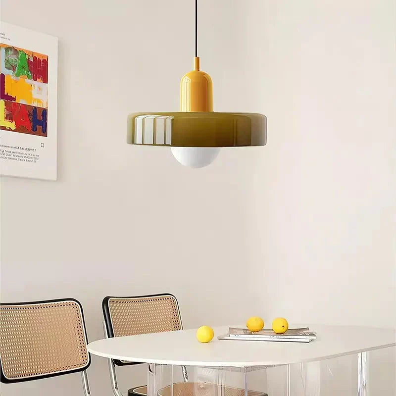 Bauhaus pendellampe i farvet glas set fra neden. Unik farvesammensætning.