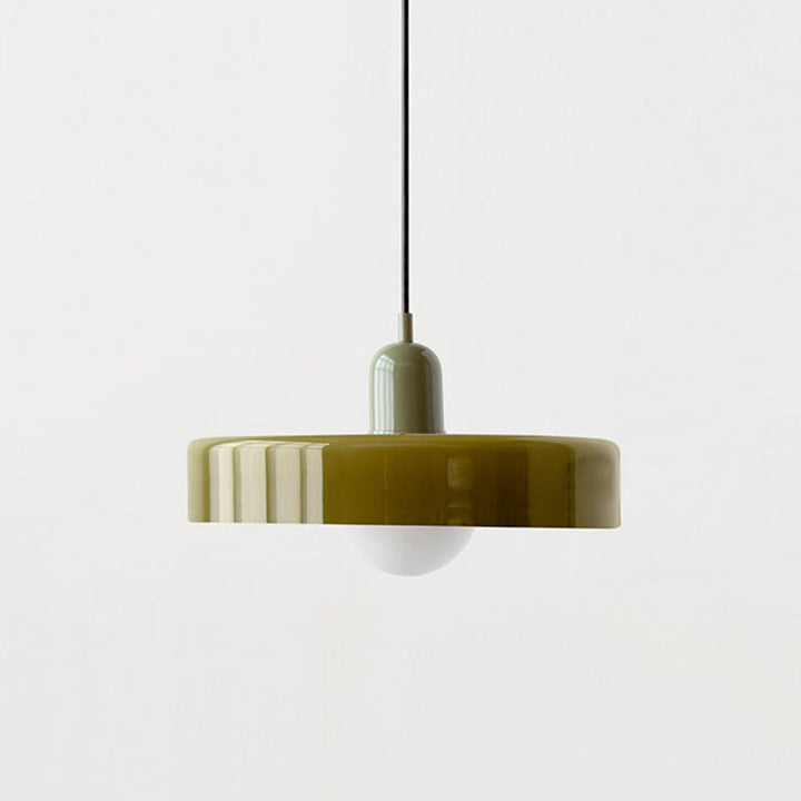 Bauhaus pendellampe i farvet glas, slukket. Et skulpturelt element i rummet.