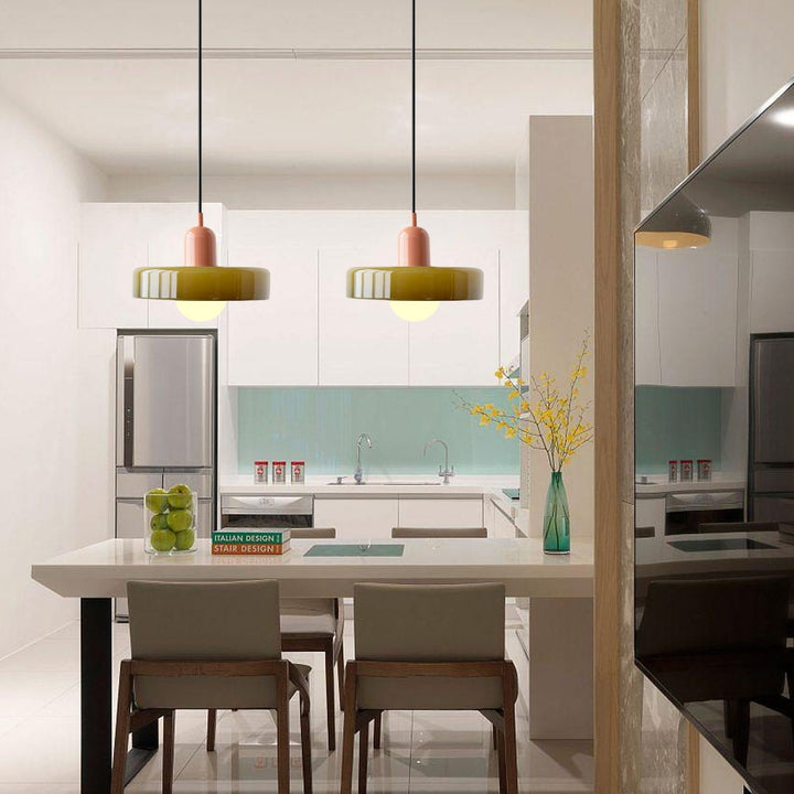Flerfarvet glaslampe i Bauhaus stil. Optimal belysning for den designbevidste.